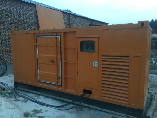 东澳镇发电机组长期使用中，电缆线的敷设路径有哪些要求？